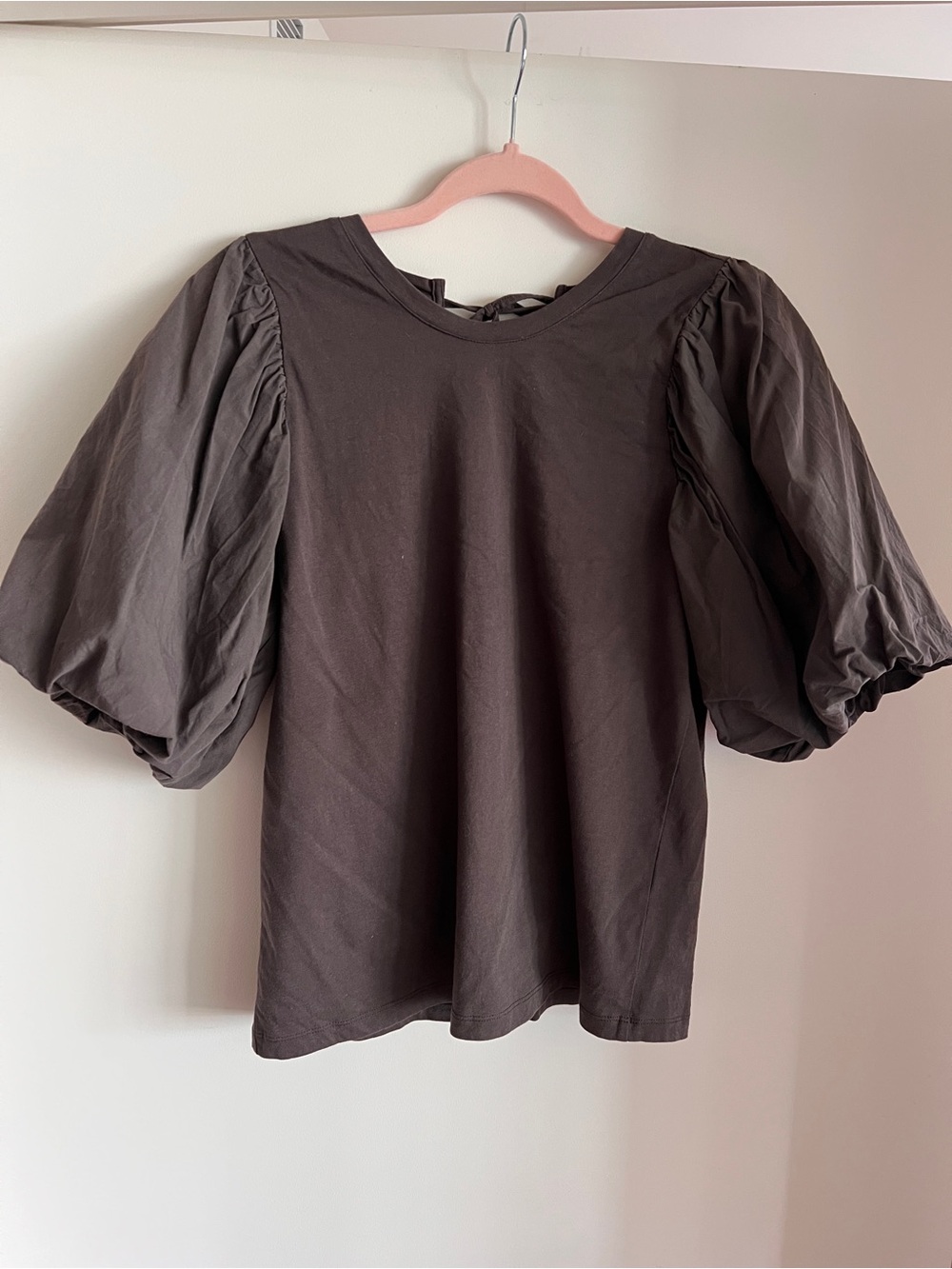 Chic and playful organic cotton puff sleeved top
